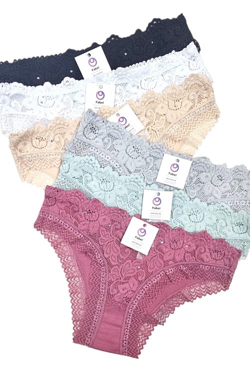 Slip din bumbac cu dantelă.