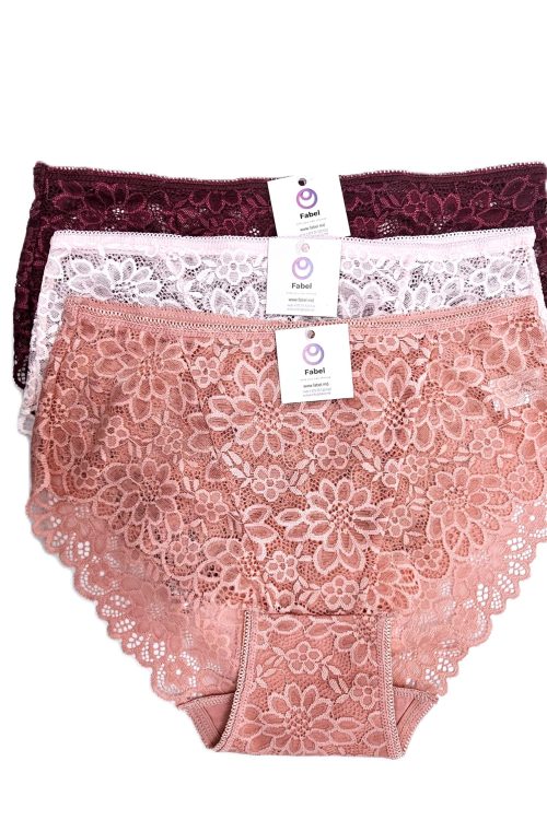 Chiloți de dantelă cu talie înaltă.