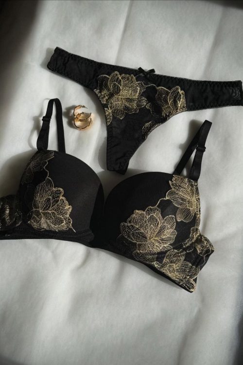 Sutien clasic cu burete + chiloți clasici.